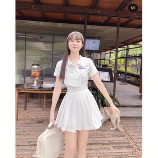 ĐẦM TRẮNG CỔ POLO THÊU CHỮ THÂN XẾP LY