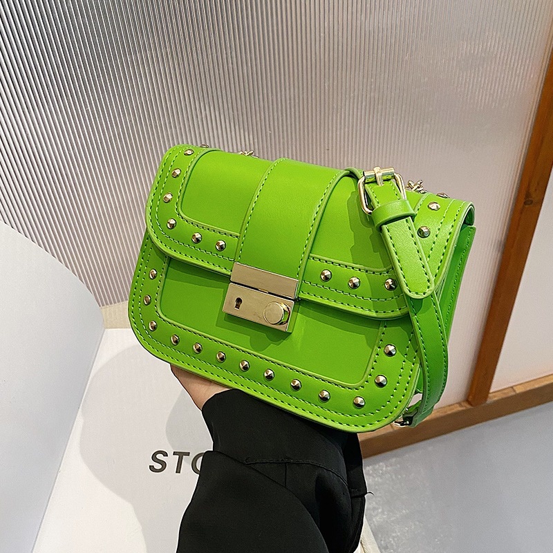 Túi Đeo Chéo Hình Vuông Nhỏ Màu Đen Đính Đinh Tán Thời Trang Cho Nữ