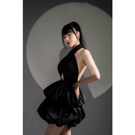 Đầm xoè bí tầng cổ yếm hở lưng