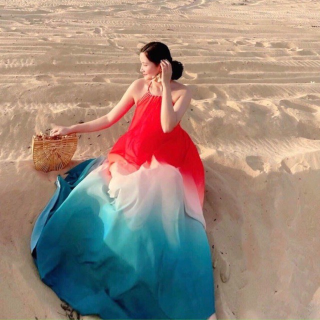 Đầm maxi loang màu cổ yếm