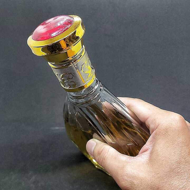 Chai Thủy Tinh Đựng Rượu 500ml cao cấp – mẫu Giọt nước kiểu dẹp, hoa văn cánh sen, nắp Đỏ (Mẫu C5)