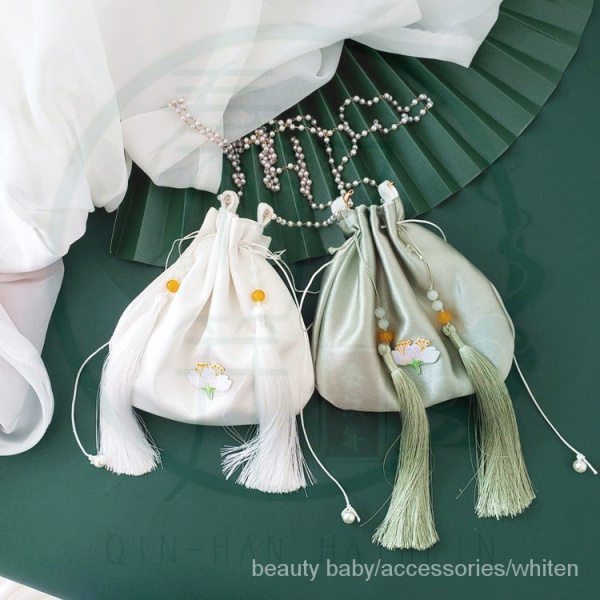 Túi đeo chéo vải satin hình tròn thêu họa tiết phối tua rua phong cách Trung Ho