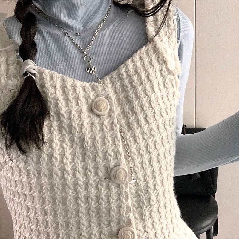 Set dạ tweed trắng áo hai dây croptop và chân váy dài xẻ tà