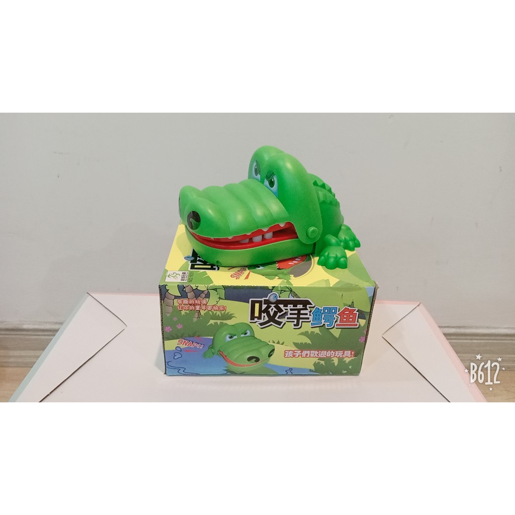 Cá sấu cắn tay loại to