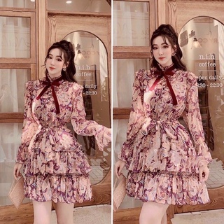 V636 Váy Hoa Đuôi Bèo Xếp Tầng Dịu Dàng , Đầm Dài Tay Phối Cổ Nơ Cột Eo Tôn Dáng