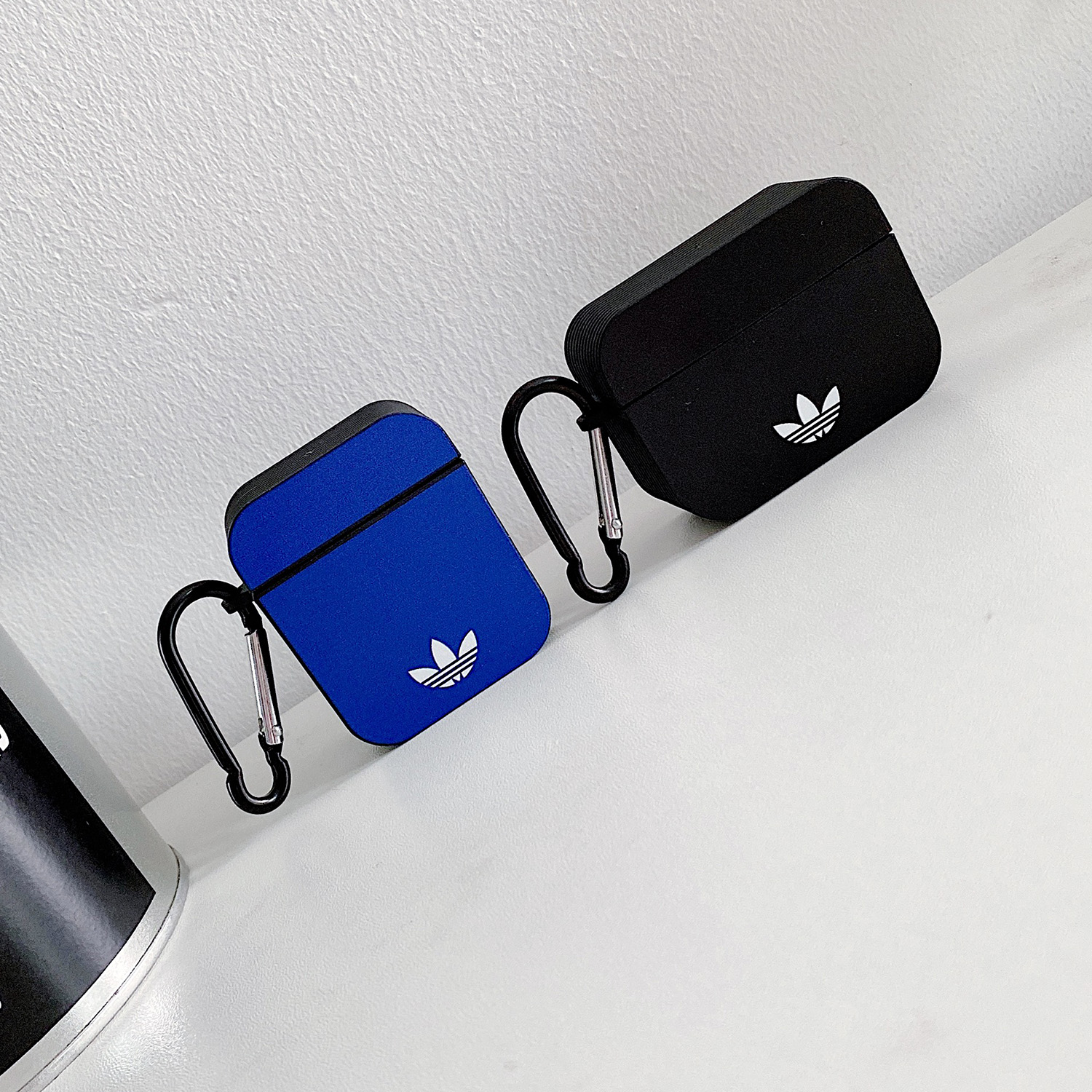 Vỏ Bảo Vệ Hộp Sạc Tai Nghe Airpods 1 / 2 / Pro Họa Tiết Adidas Kèm Móc Treo Tiện Dụng