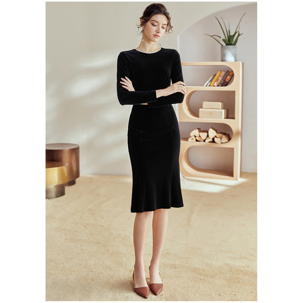 Đầm nhung tròn trước tim sau tay dài đen trơn