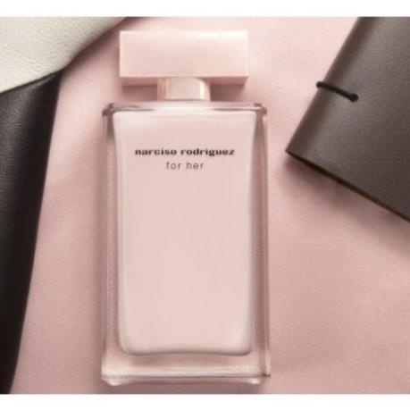 Nước hoa Narciso Rodriguez for her, nhẹ nhàng với mùi hương cây cỏ tươi mới và đậm đà và dễ chịu