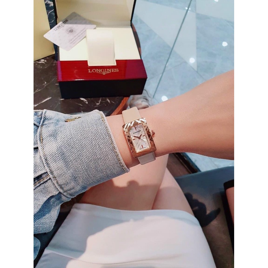 Đồng hồ dây da nữ Burberry mặt chữ nhật viền cạnh cực đẹp.