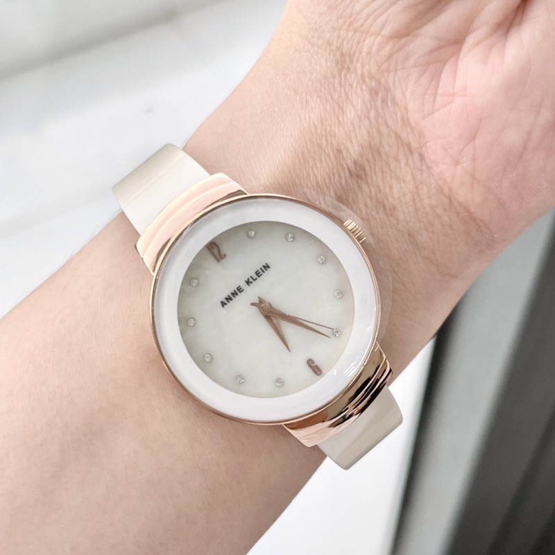 Đồng hồ nữ ANNE KLEIN model AK/3106WTRG dáng kiềng tone trắng nhũ