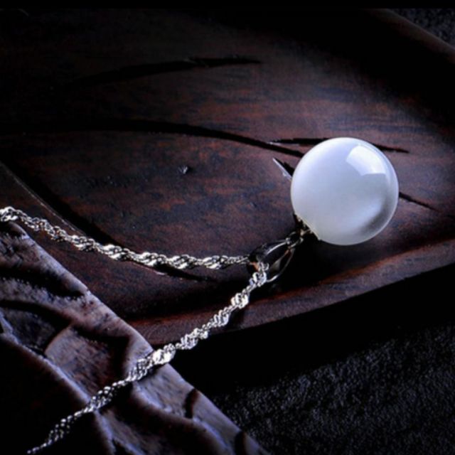Mặt dây chuyền đá tròn