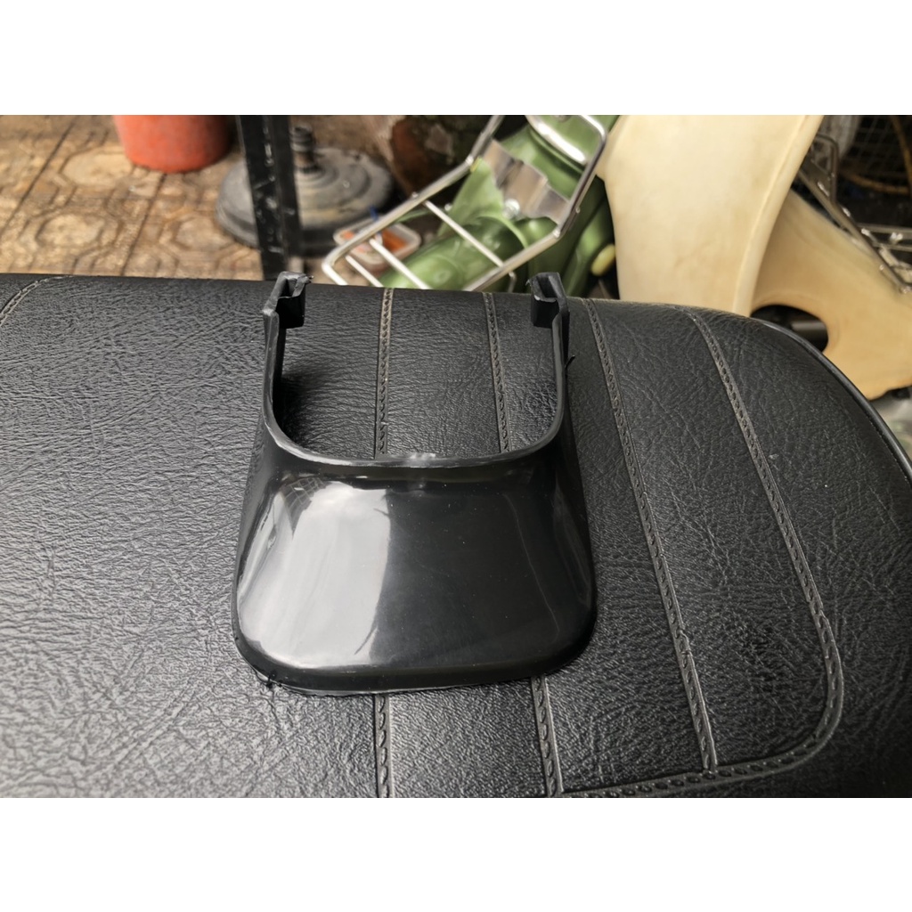 1 cái Chắn bùn dè sau nhựa đen cho anh em dọn xe cub đèn vuông như DD-DH-82-84-Custom...