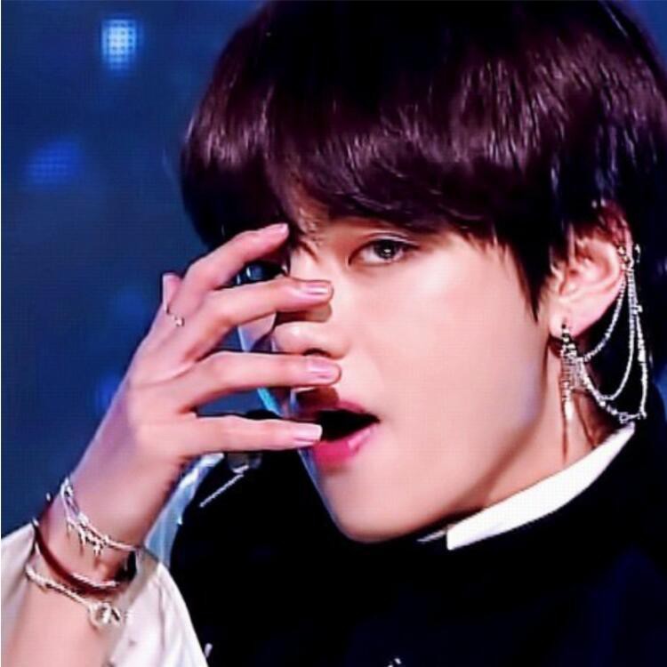 Khuyên V BTS TATA 1 chiếc 2018 - Sẵn hàng