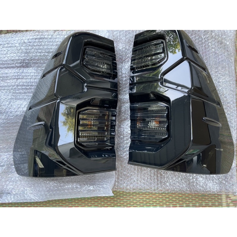 Đèn led hậu cho xe Toyota Hilux độ mẫu Rocco Lắp đời 2016 đến 2021 Hàng Cắm giắc