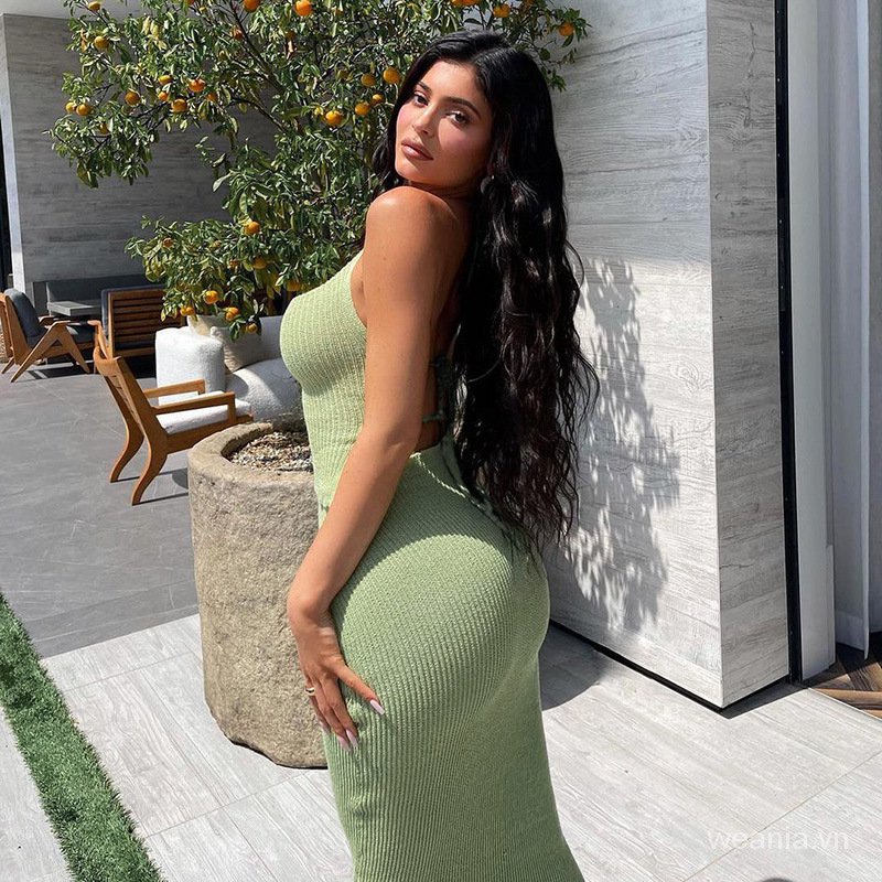Áo tank top hở lưng và chân váy cạp cao dáng ôm thời trang cho nữ