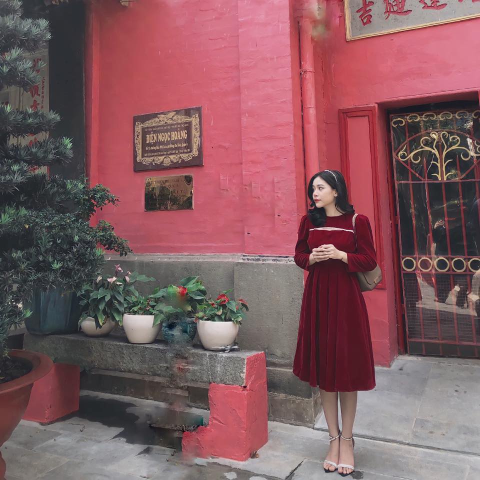 Đầm nhung Đỏ tay dài phối ngọc dáng xoè dài qua gối
