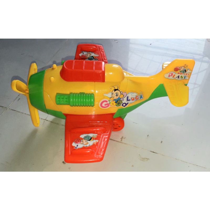 Một chiếc máy bay trực thăng bằng nhựa chạy chớn rất đẹp