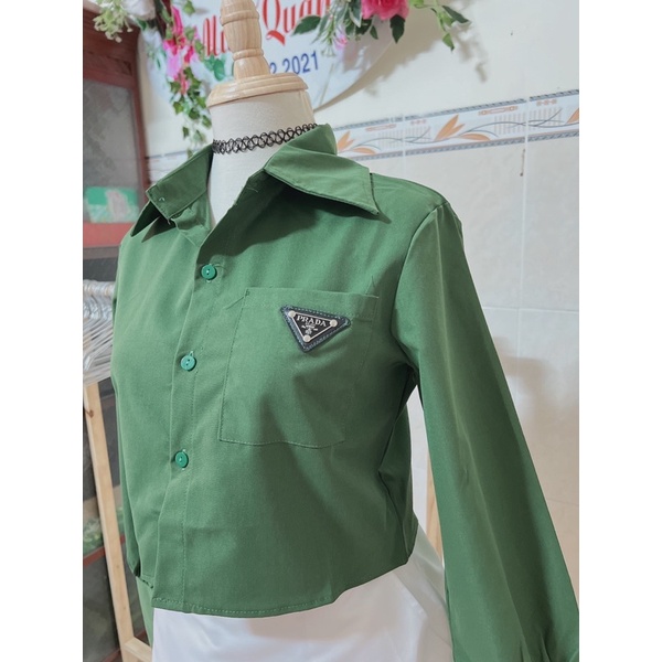 Áo sơ mi croptop xanh lá 1 túi tag kim loại
