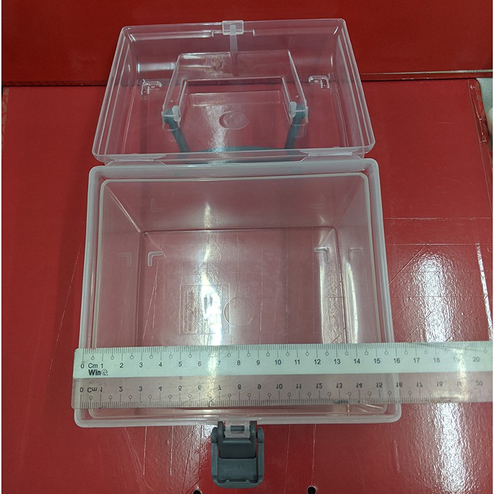 Hộp nhựa trong suốt có khóa cài và quai xách xám, size cao 15cm hay thấp 11cm. Sx tại Thái Lan