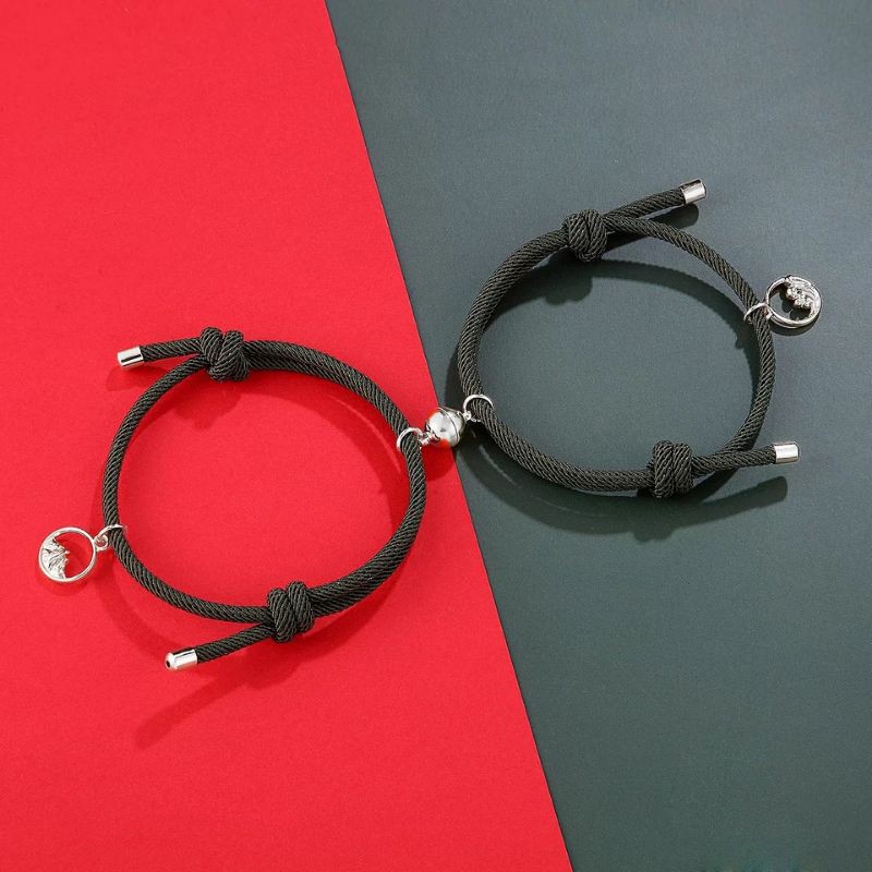 Bộ 2 vòng tay cặp có gắn nam châm hút nhau kết nối hai người (mẫu HOT)
