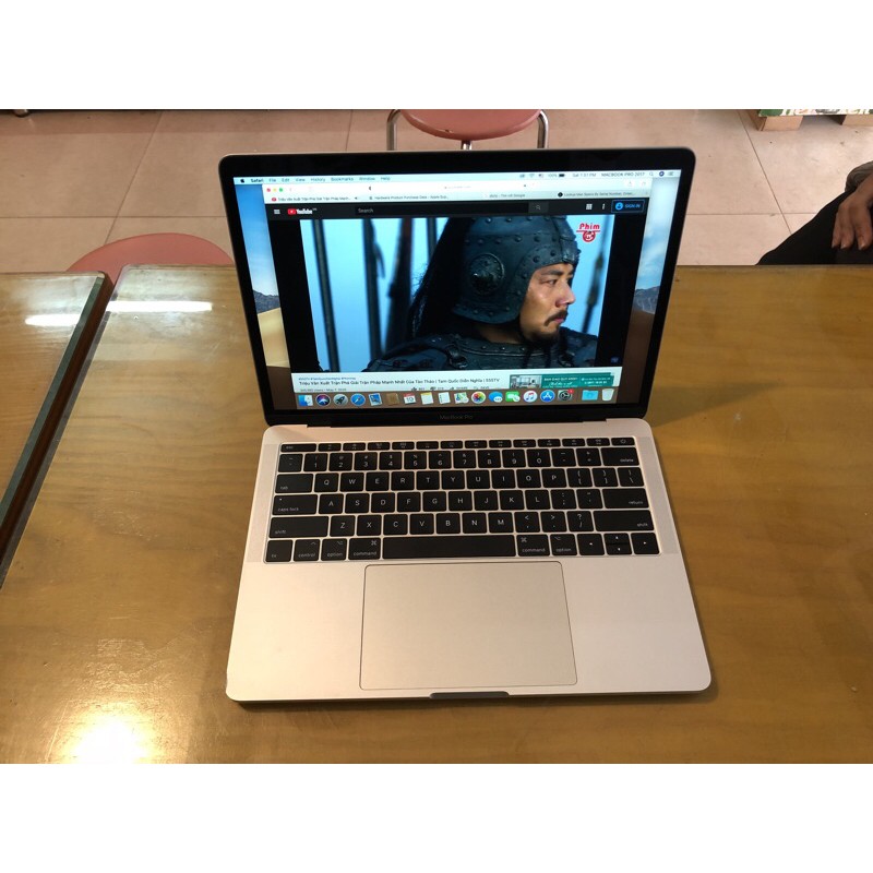 Bán macbook pro 13" 2017 MPXU2 MPXT2  Chip cpu I5-2.3GHz  Ram 8GB Apple ssd 256Gb Pin sạc 152 lần