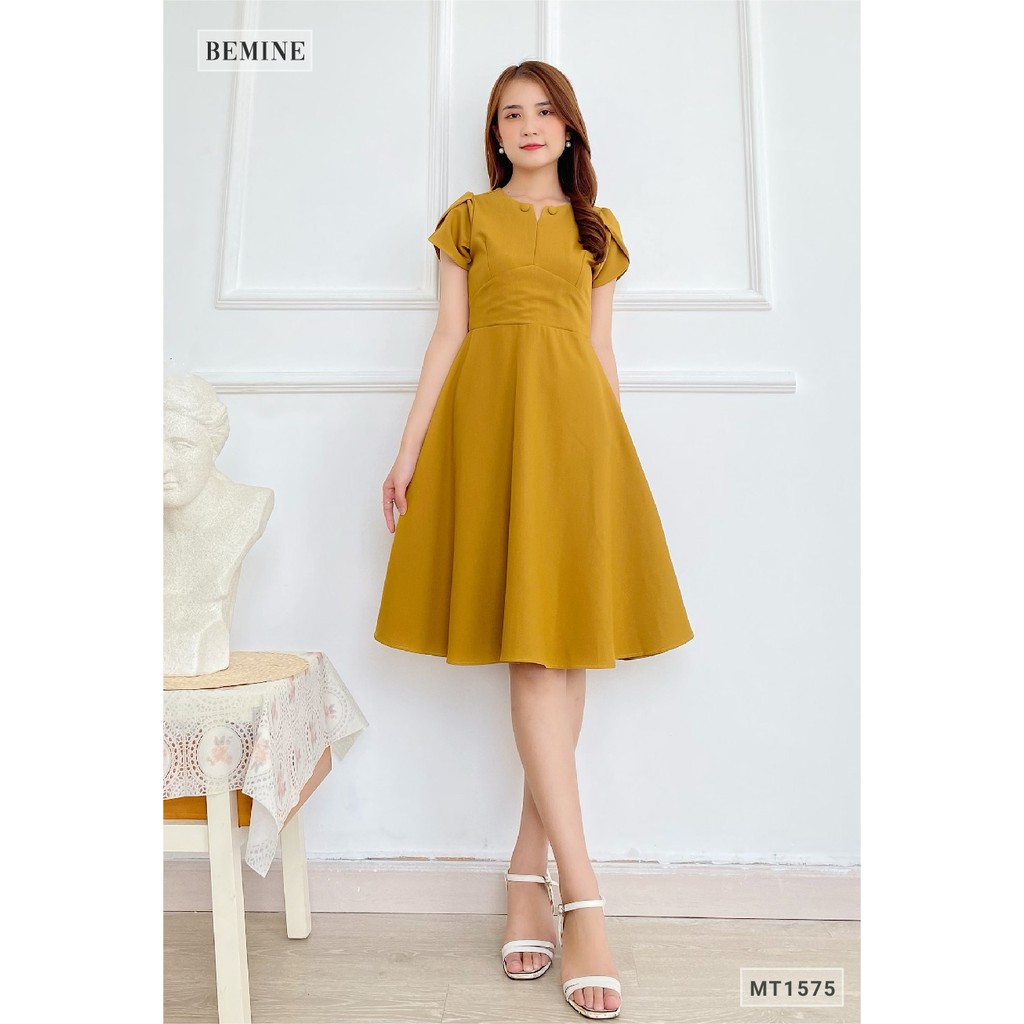 Đầm cổ đính 2 nút bọc tay búp sen BEMINE MT1575VANG | BigBuy360 - bigbuy360.vn