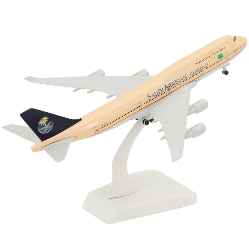 Máy Bay Mô Hình Saudi Arabian Airlines Boeing B747 (20Cm + Bánh xe + Đế chưng bày)