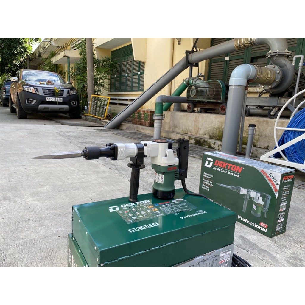 MÁY ĐỤC BÊ TÔNG DEKTON DK0811,TẶNG KÈM 2 MŨI ĐỤC