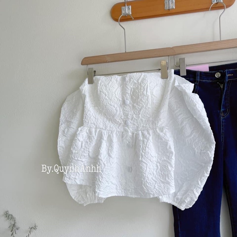 Áo gấm dài tay trễ vai có thể kết hợp với quần jean siêu xinh cho cô nàng dưới 55kg
