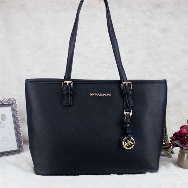 Túi xách MK dáng shopper kích thước ngang 36cmx cao 27cm x đáy 19cm thích hợp cho quý cô xinh đẹp đi du lịch hoặc đi làm