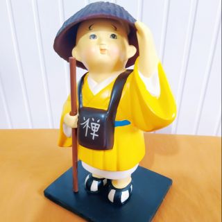 Tượng chú tiểu ngây thơ, cao 19cm x 11cm