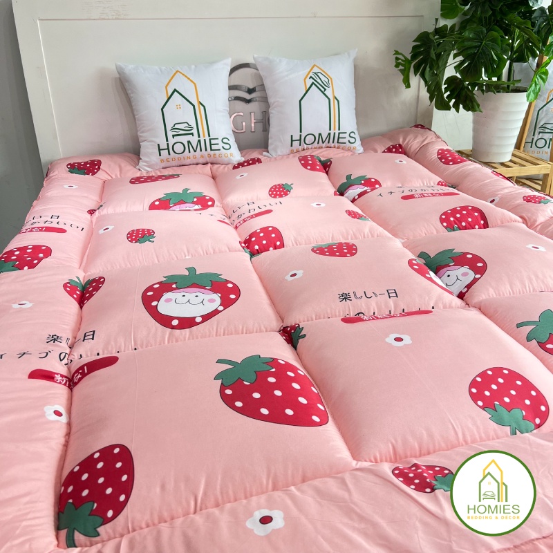 Nệm Topper Dâu Tây Hồng HOMIES Tấm làm mềm đệm cotton Đũi Hàn quốc mới nhất 2020 - Có Chun 4 Góc Cố Định Đệm
