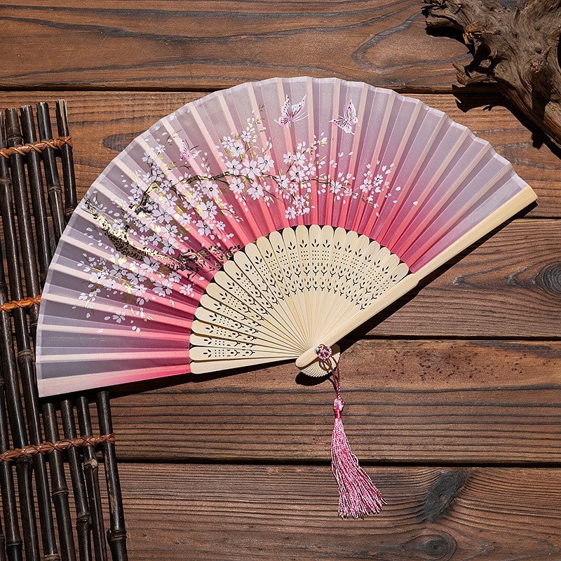 Quạt cổ trang Nền xanh hoa trắng Sứ thanh hoa Đỏ mận dây tuyến cổ đại xếp cầm tay phong cách múa Trung Quốc