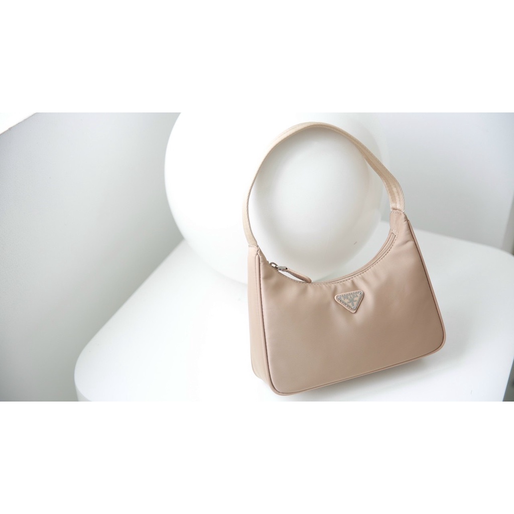 Túi quai xách W188 Nylon lót vải in logo hãng. Có tag sắt sz24cm fullbox nguyên seal, card kèm dustbag