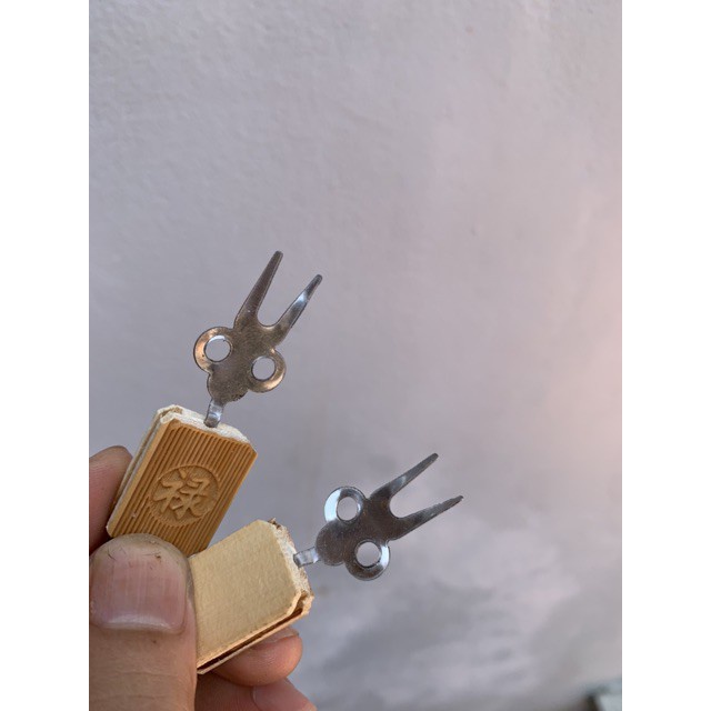 Xiên hoa quả cho chim chào mào, khuyên tre chạm khắc triện sắc nét