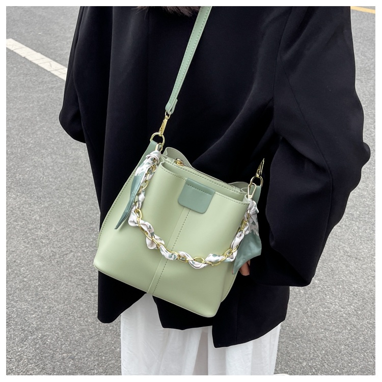 IELGY Túi Đeo Chéo Dáng Xô Phối Dây Xích Thời Trang Cho Nữ