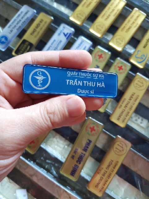 Thẻ tên cài áo nhà thuốc, name tag