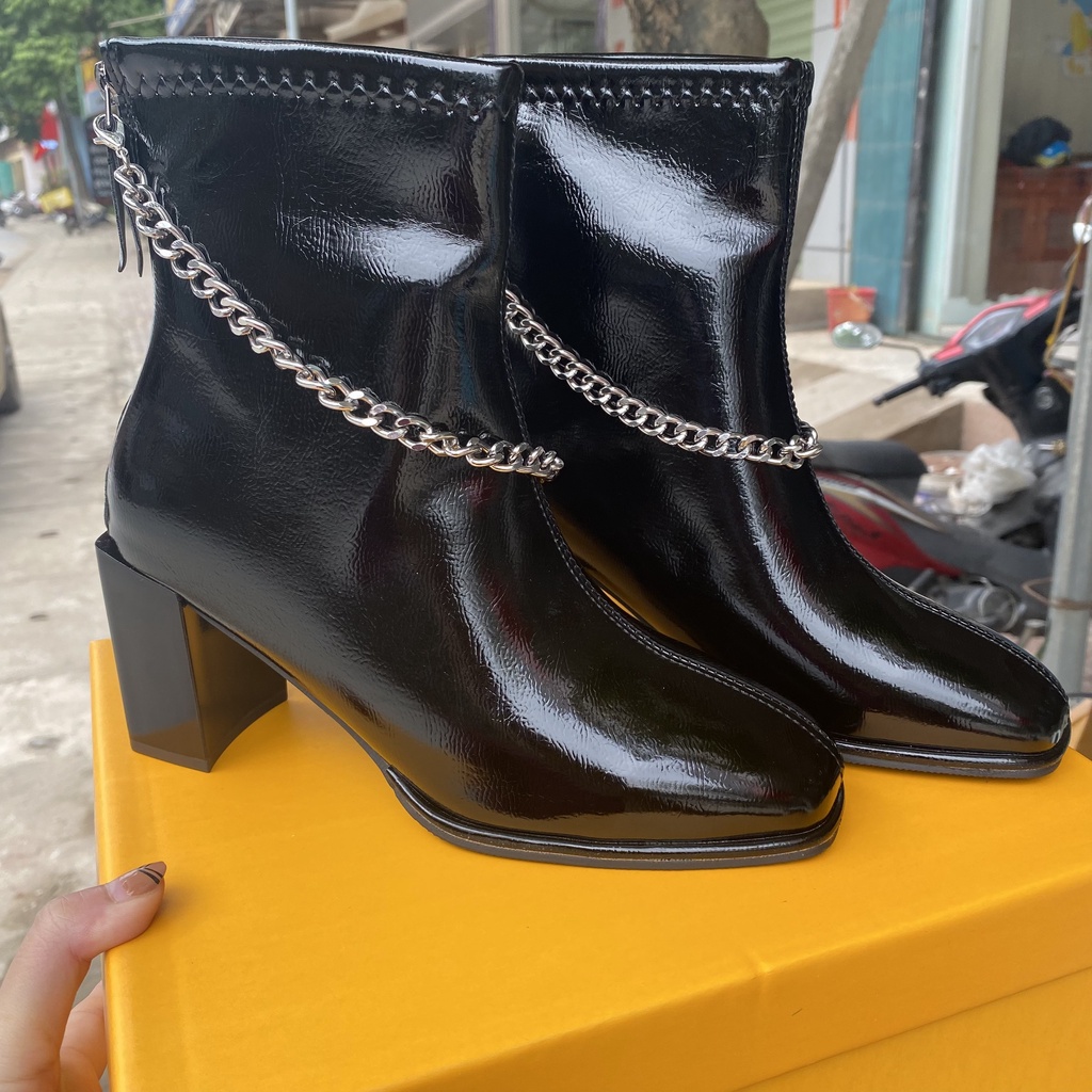 Bốt da bóng họa tiết dây xích rời gót trụ vuông - 7P | BigBuy360 - bigbuy360.vn