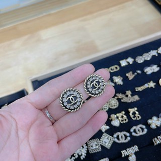 Bông tai tròn viền xoắn đính đá