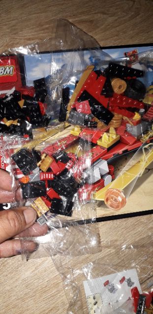 Lắp ráp 1 hộp LegoNinjutsu 99509 có nhiều chi tiết