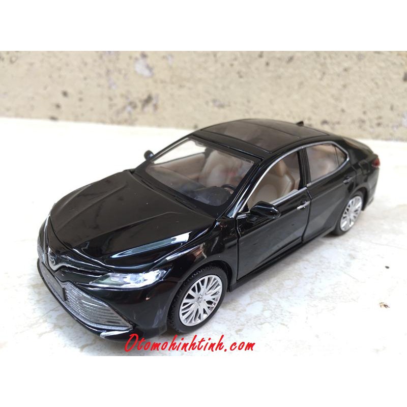 Mô hình xe ô tô TOYOTA CAMRY 2020 - 1:32