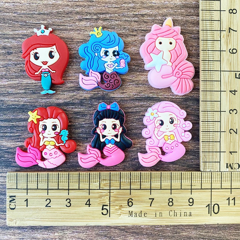 Dép Crocs Jibbitz Bằng Cao Su PVC Mềm Hình Công Chúa Tiên Cá Có Khóa Cài Làm Quà Tặng Cho Bé