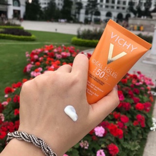 Kem chống nắng vichy cho da dầu mụn