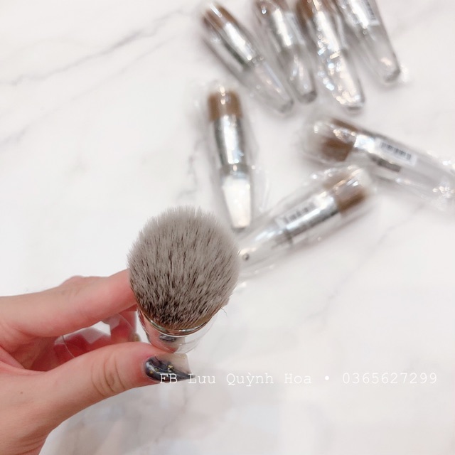 Cọ tán phấn nền Clinique Buff Brush