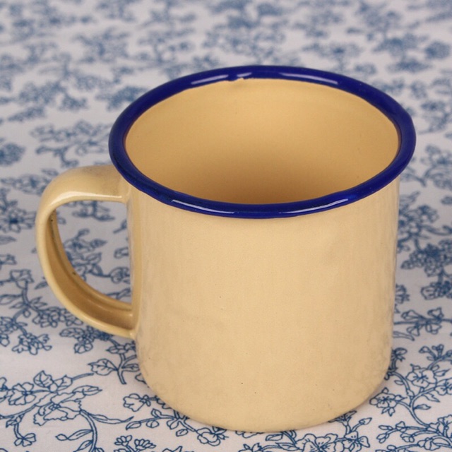 Cốc tráng men màu vàng và xanh