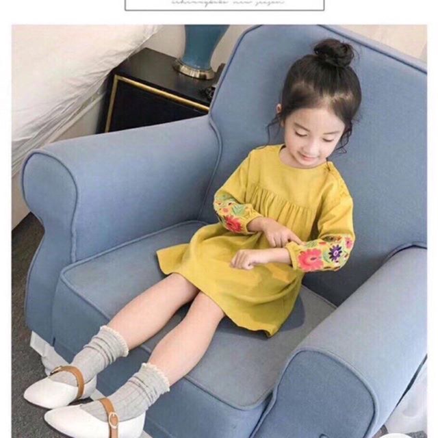 Váy thêu cho bé gái