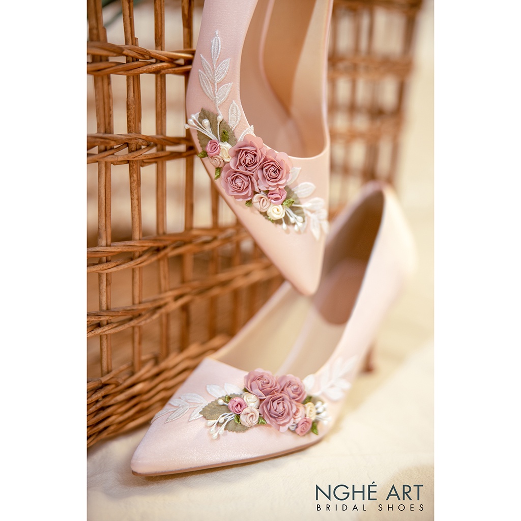 Giày cưới Nghé Art lụa satin hồng đính dãy hoa 360