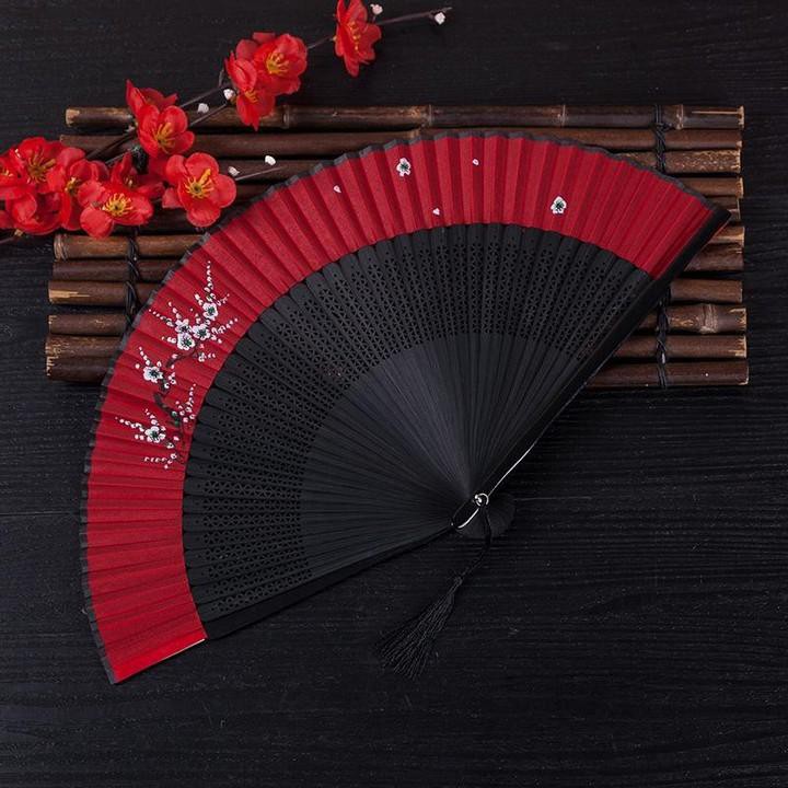 Quạt cổ trang viền đỏ hoa đào