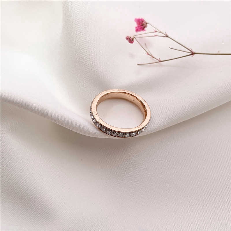 Nhẫn đính đá phong cách thời trang độc đáo