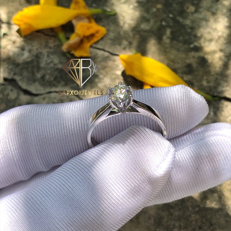 Nhẫn Moissanite viên chủ 5,4ly trắng nước D rực lửa ; Chất liệu bạc 925 mạ bạch kim